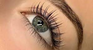 Does eyelash curler harm lashes? Safe ways of obtaining coquettish look